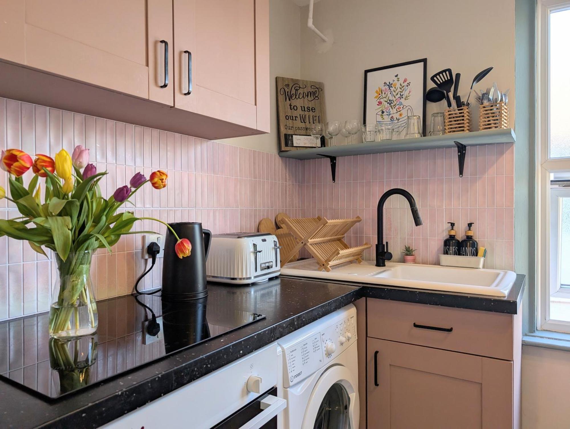 Peacehaven Retreat - 4 Minutes From The Beach! Pet Friendly! Weymouth Exterior photo